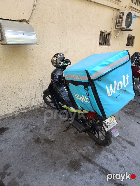 Wolt çatdırılma üçün uyğunlaşdırılmış moped satılır. Şəkillərdə — Bakı