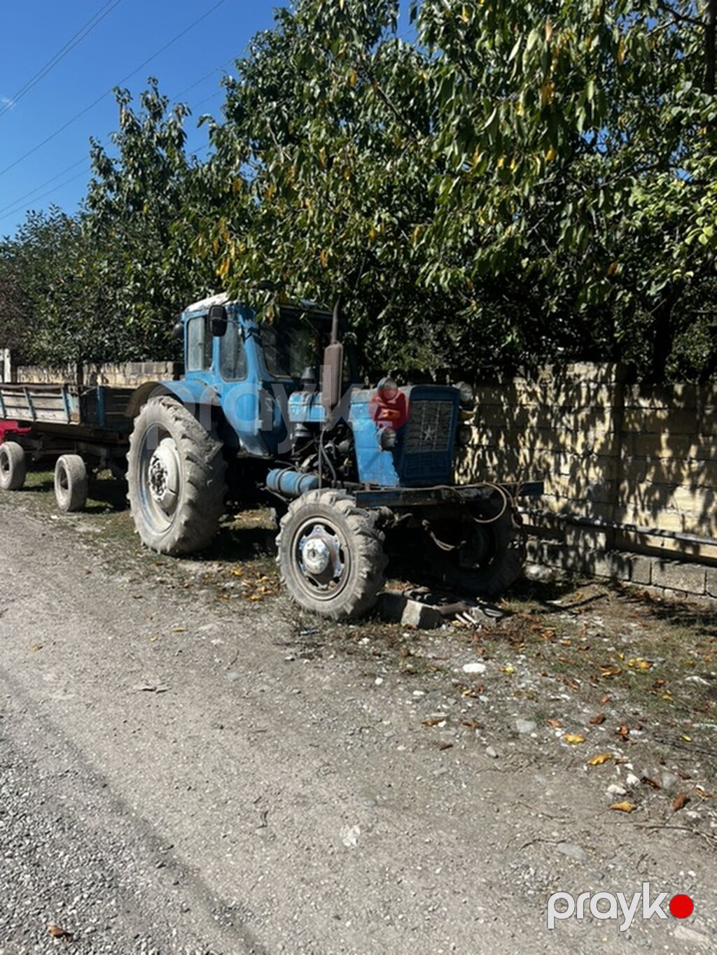 Mavi rəngli təkərli kənd təsərrüfatı traktoru və qoşqu — Traktorlar, Quba