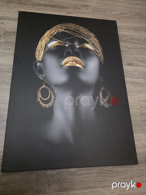 Qara fonlu dekorativ tablo – “Qızılı aksessuarlarla portret” - Növ — Bakı