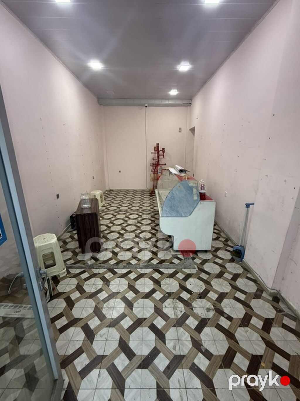 İcarəyə obyekt – küçə vitrinli ticarət sahəsi - Ön fasad: geniş şüşə — Əmlak, Mehdiabad (2)