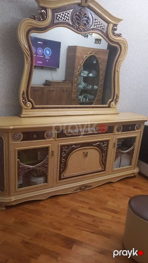 Satılır klassik dizaynlı güzgülü komod. Taxta karkas, qızılı və — Bakı