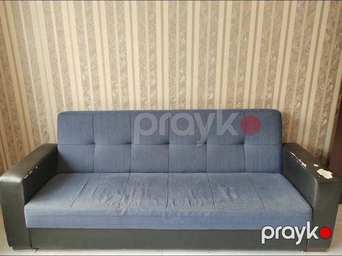Mavi parça oturacaqlı, qara süni dəri yanlı üçyerlik divan. - Dizayn — Bakı