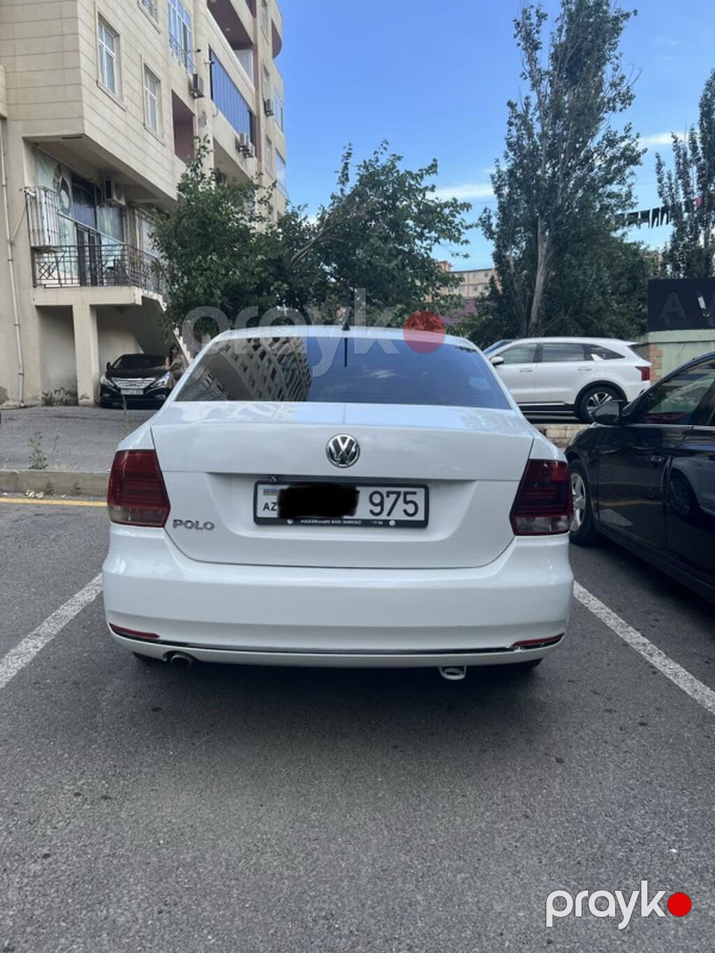 Volkswagen Polo sedan – ağ rəng, 4 qapı, AZ nömrə nişanlı. Əsas — Avtomobillər, Bakı (4)