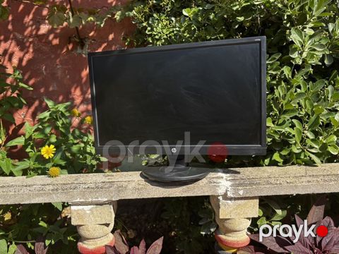 Monitorun yaninda maus ve klavyede verirem HP V213a monitor - Ekran — Digah