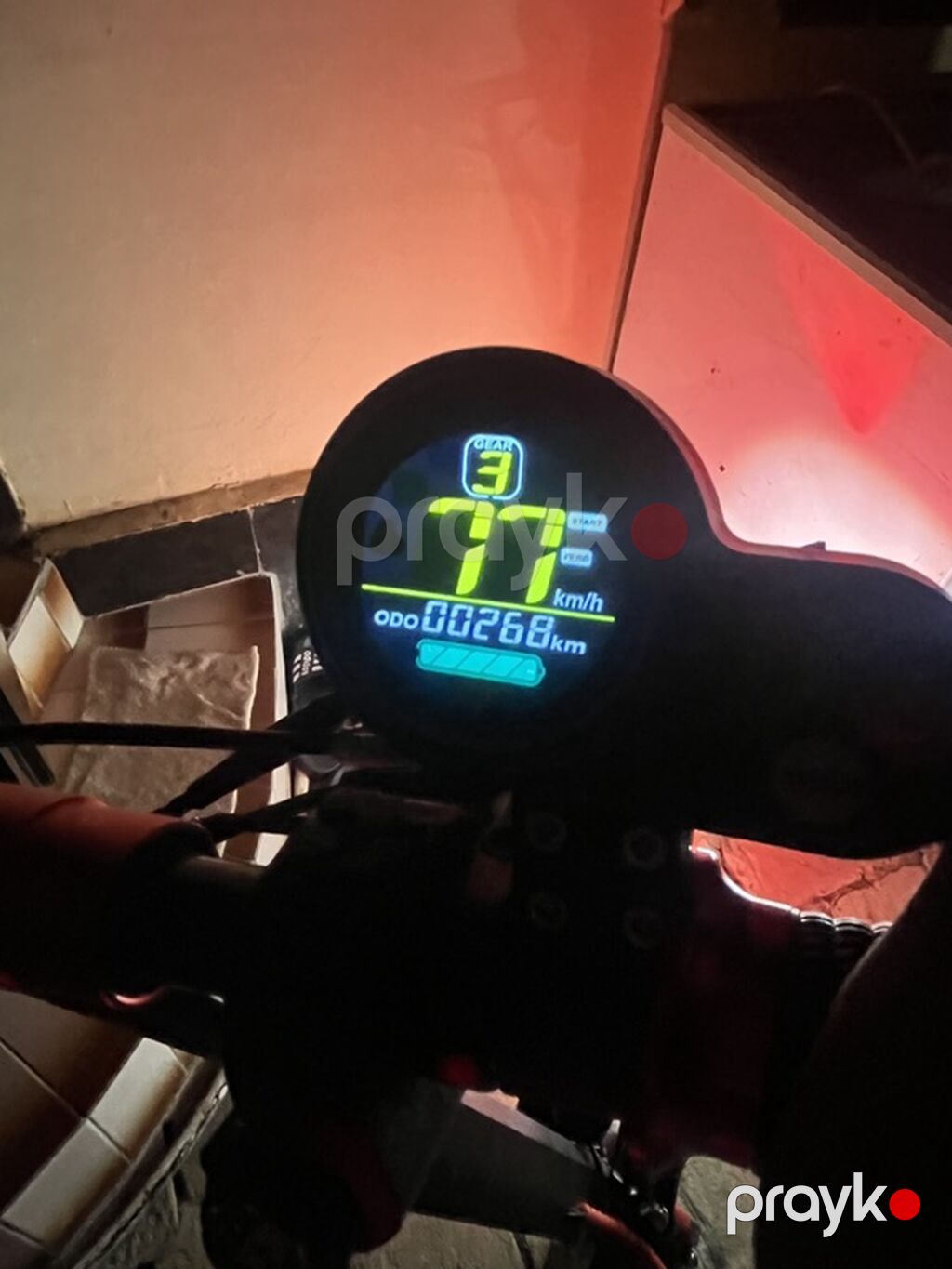 Elektrik skuter - Güclü LED işıq sistemi: ön tərəfdə üçlü faralar və — Skuterlər, Salyan