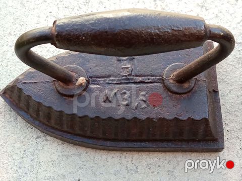 Məhsul: Döküm köhnə tip ütü (kömür/sobalıq qızdırılan) Təsvir — Bakı