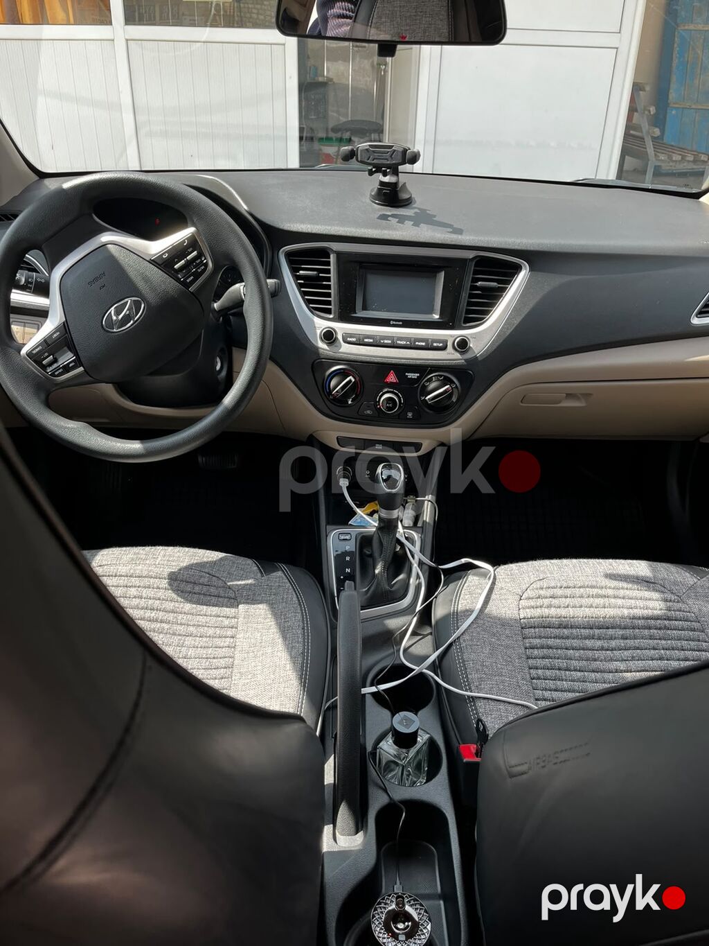 Hyundai Accent sedan – ağ rəng, 4 qapı, AZ nömrə nişanı. Şəhər üçün — Avtomobillər, Bakı (5)