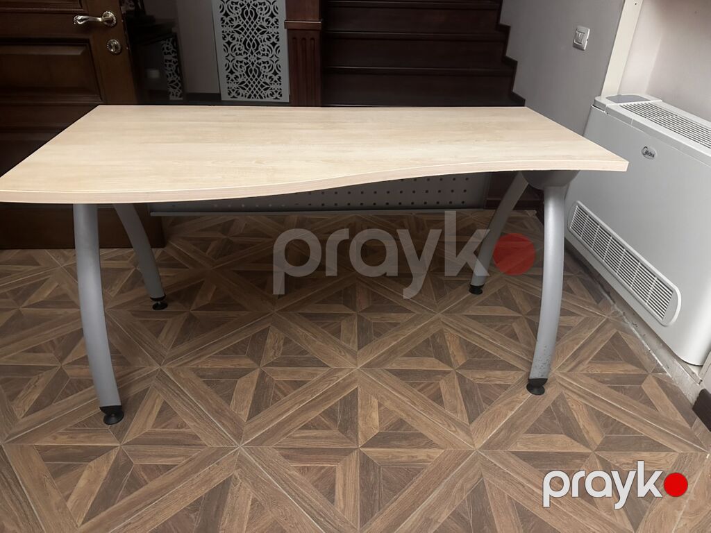 Ofis/iş masası – metal karkaslı, açıq ağcaqayın rəngli laminat — Ofis mebeli, Digah (5)