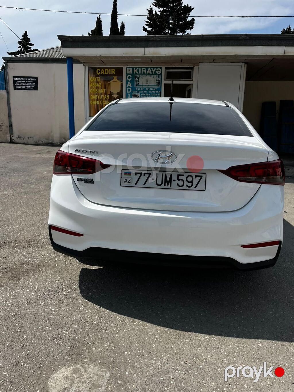 Hyundai Accent sedan – ağ rəng, 4 qapı, AZ nömrə nişanı. Şəhər üçün — Avtomobillər, Bakı (8)