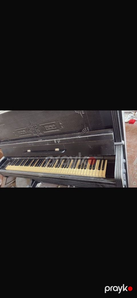 Açıq qapaqlı, klassik üslublu akustik piano. - Rəng: qara, korpus