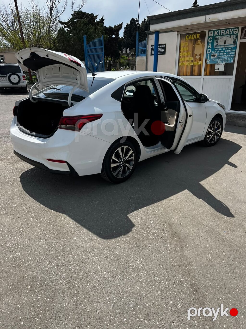 Hyundai Accent sedan – ağ rəng, 4 qapı, AZ nömrə nişanı. Şəhər üçün — Avtomobillər, Bakı (6)