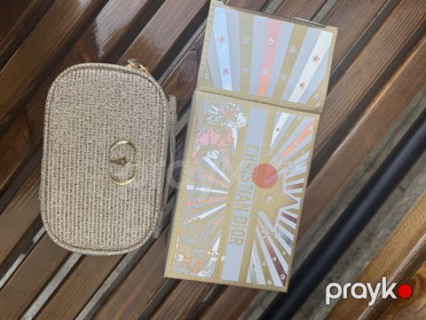 Qızılı rəngdə parıltılı qadın çantası və Christian Dior temalı — Bakı