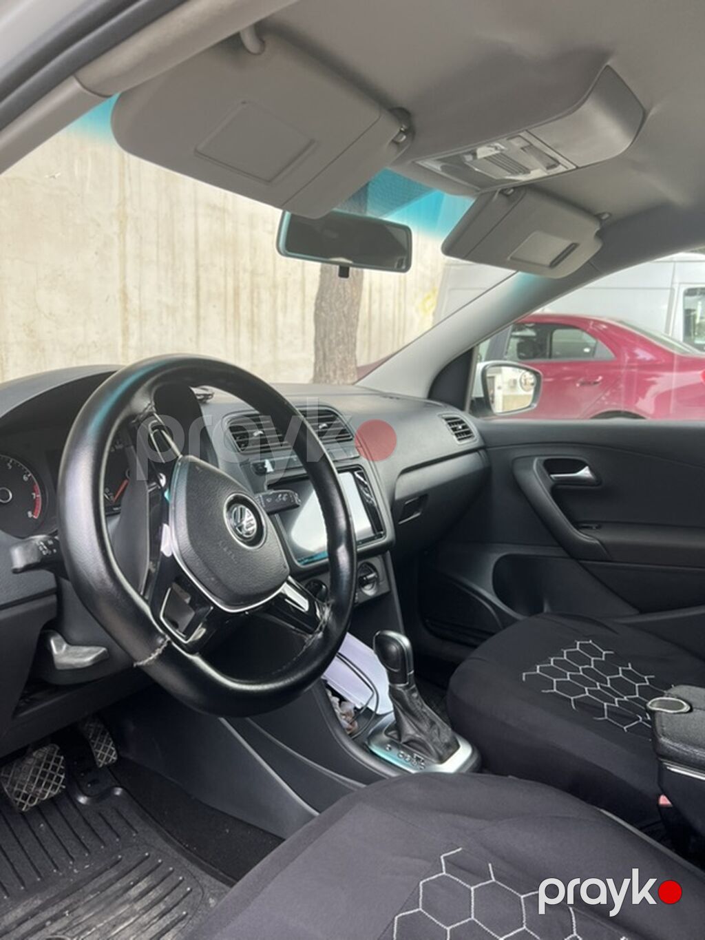 Volkswagen Polo sedan – ağ rəng, 4 qapı, AZ nömrə nişanlı. Əsas — Avtomobillər, Bakı (9)