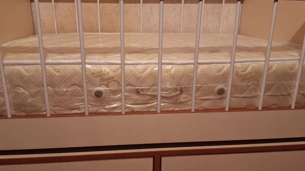 Körpə çarpayısı, uşaq beşiyi. Çox möhkəmdir. Yan hissə və uşaq bezini — Bəşikləri, Bakı (7)