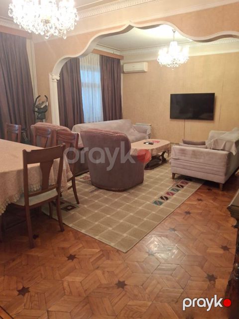 Satılır 5 otaqlı köhnə tikili 150 m² — Bakı