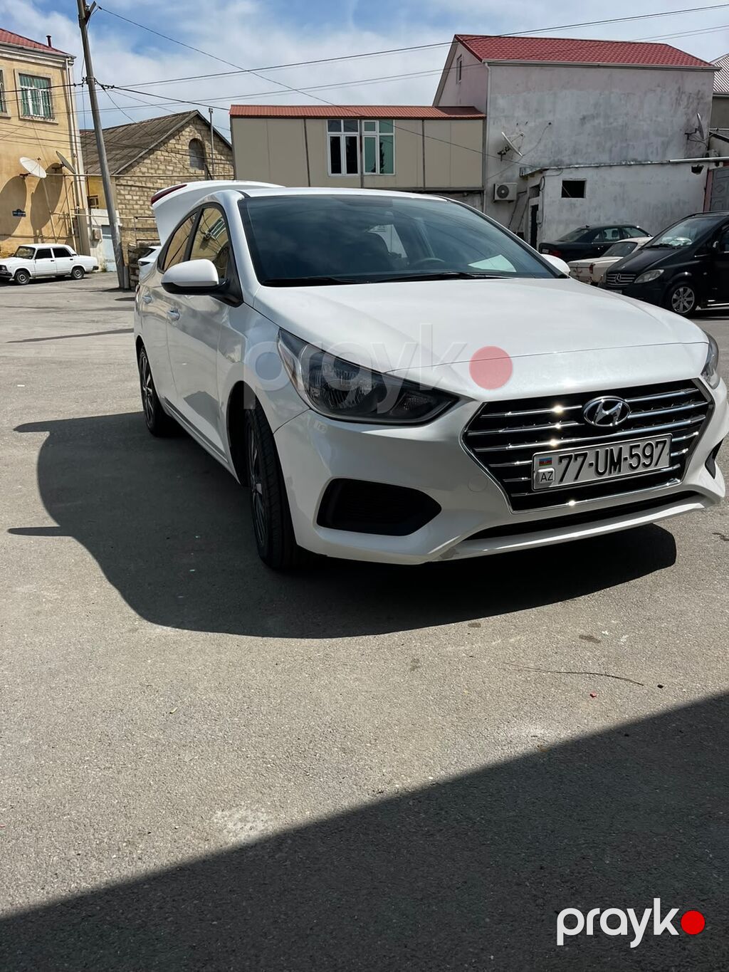 Hyundai Accent sedan – ağ rəng, 4 qapı, AZ nömrə nişanı. Şəhər üçün — Avtomobillər, Bakı (3)