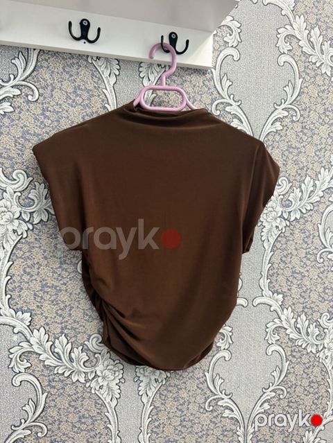 Qadın bluzası – qısaqoll, qəhvəyi rəng Ölçü: S. Qiymət: 5 AZN — Bakı