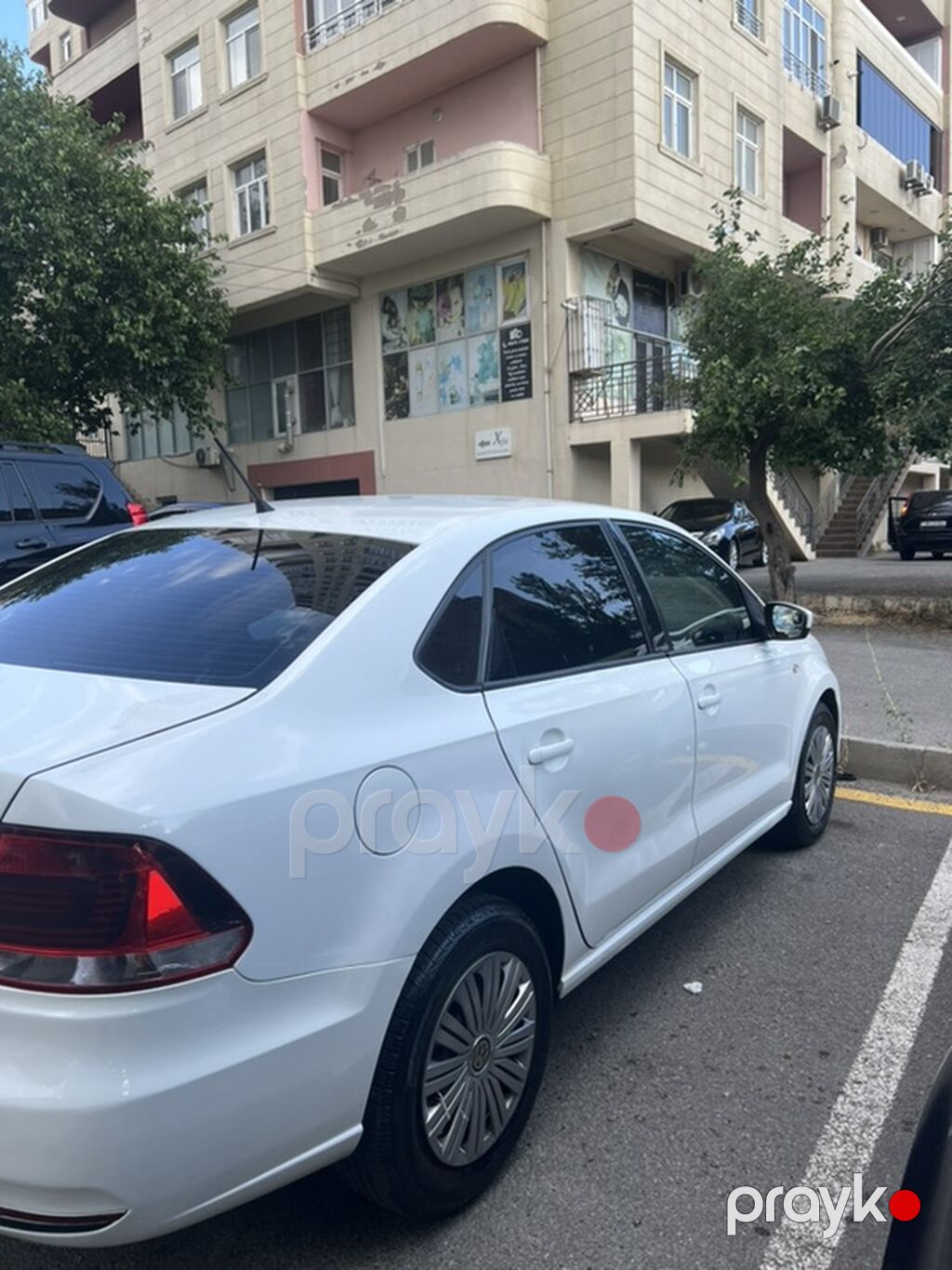 Volkswagen Polo sedan – ağ rəng, 4 qapı, AZ nömrə nişanlı. Əsas — Avtomobillər, Bakı (2)