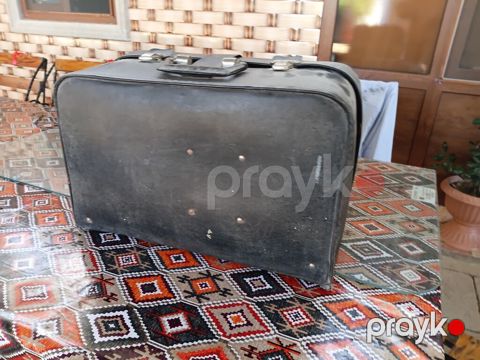 Köhnə tip portativ tikiş maşını – çamadan korpusda - Çamadan tipli — Salyan