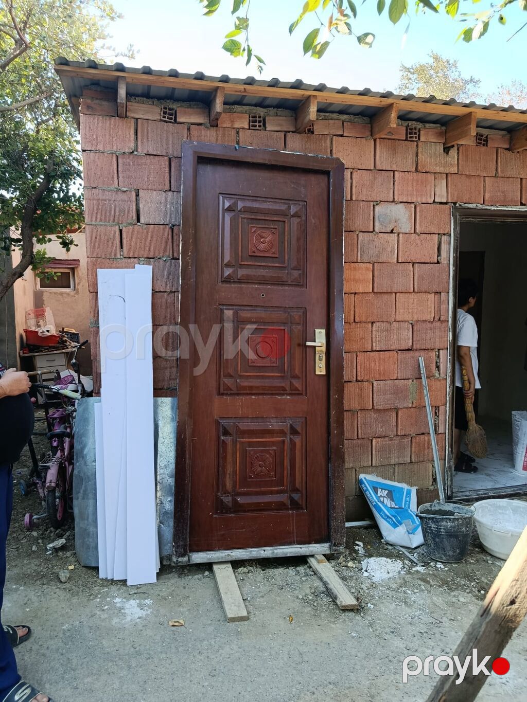 Taxta giriş qapısı - Material: bərk taxta (tünd qəhvəyi rəngli lak — Pəncərələr, qapılar, balkonlar, Bakı (2)