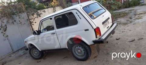 Lada Niva 4x4 (ağ rəng, 3 qapı, kuzov “hatchback/SUV” tipli) — Bakı