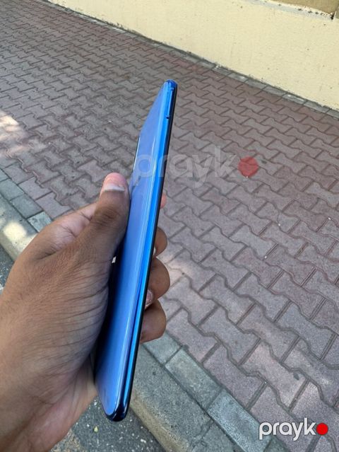 Mavi rəngli smartfon Xüsusiyyətlər və portlar: - Alt hissə: 3.5 mm — Bakı