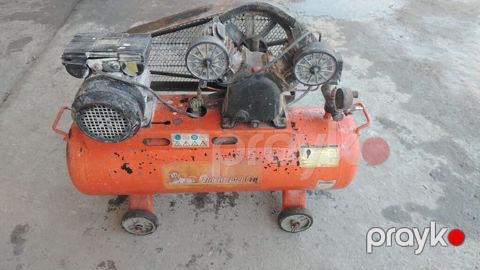 Sənaye tipli hava kompressoru - Üstündə manometrli 1 pilləli porşenli — Digah