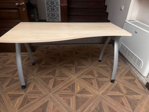 Ofis/iş masası – ağac teksturalı üstəlik, metal karkaslı 2 masa 1 — Ofis mebeli