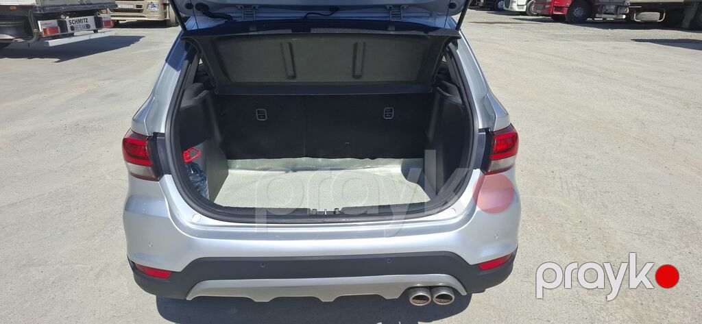 Kia Rio X-Line, gümüşü rəng, şəhər-krossover üslubunda hatchback — Avtomobillər, Bakı (7)