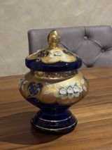 Qapaqlı bəzəkli şüşə qab - Material: qalın kobalt-mavi şüşə - Üslub — Mirceferov Mirceferov