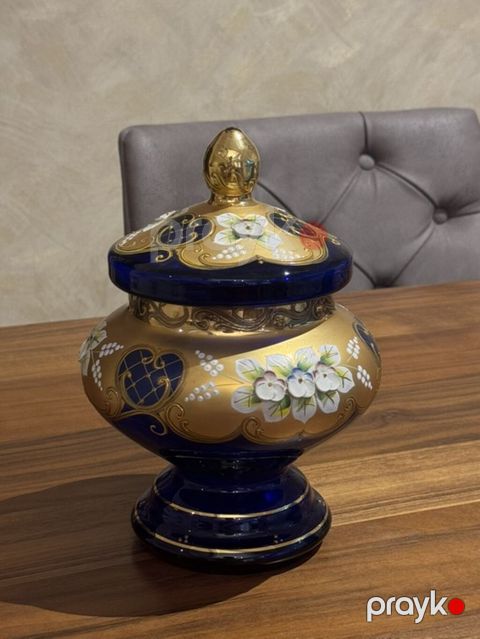 Qapaqlı bəzəkli şüşə qab - Material: qalın kobalt-mavi şüşə - Üslub — Bakı