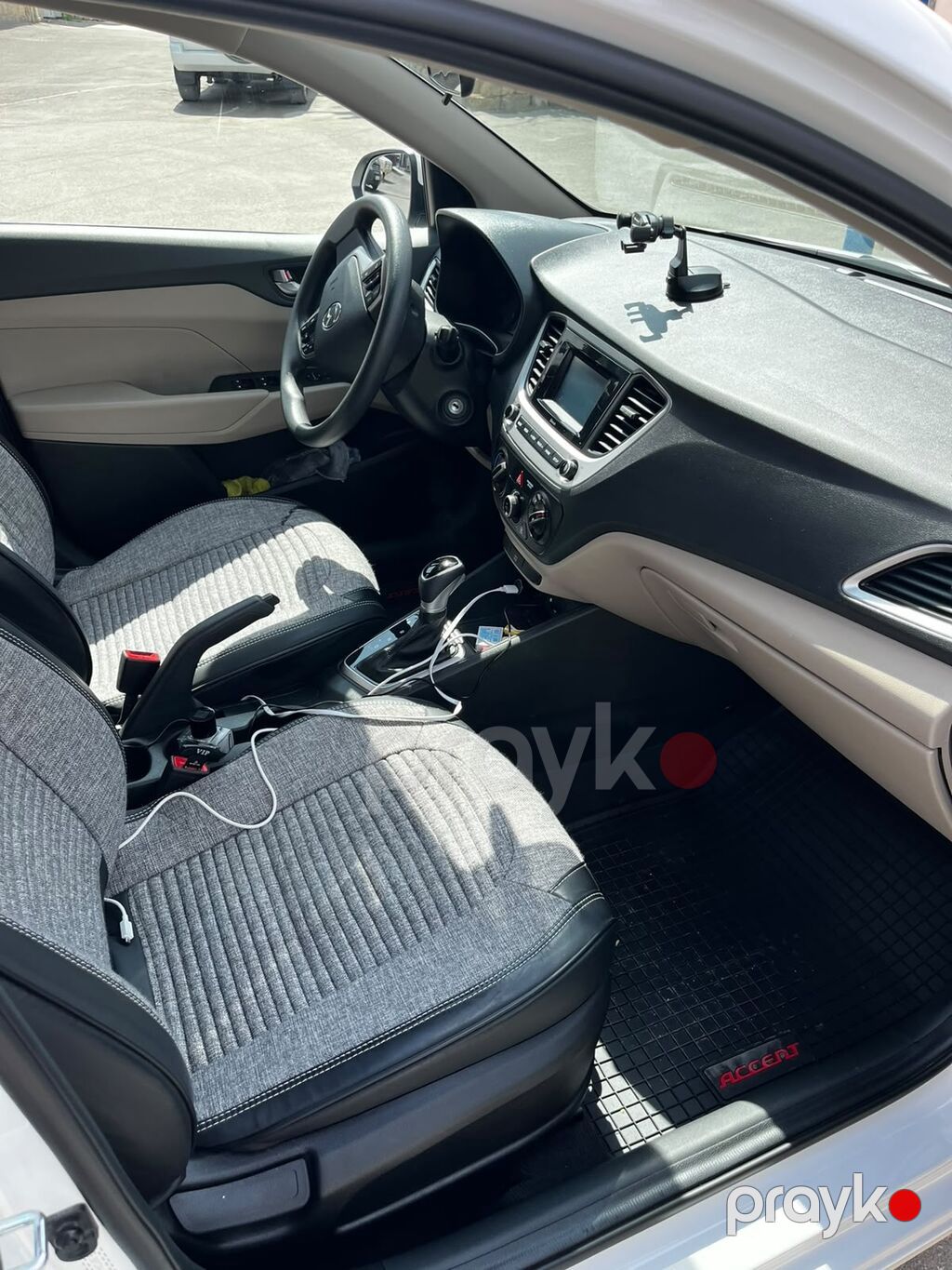Hyundai Accent sedan – ağ rəng, 4 qapı, AZ nömrə nişanı. Şəhər üçün — Avtomobillər, Bakı (4)