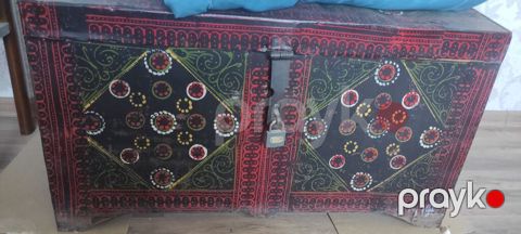 Rəngarəng naxışlarla bəzədilmiş taxta sandıq - Material: bərk taxta — Bakı