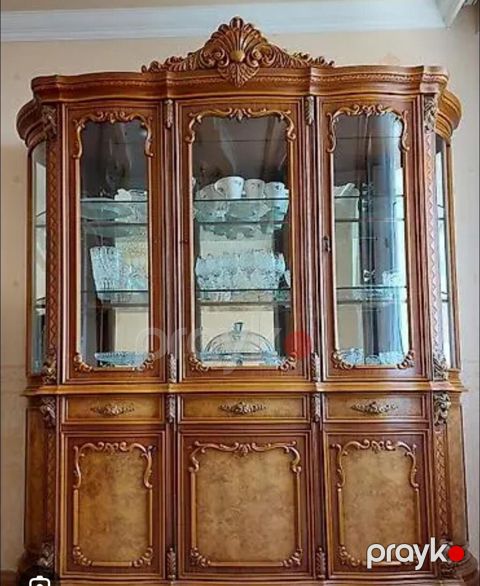 Klassik üslubda vitrinalı bufet - Material: keyfiyyətli massiv ağac — Bakı