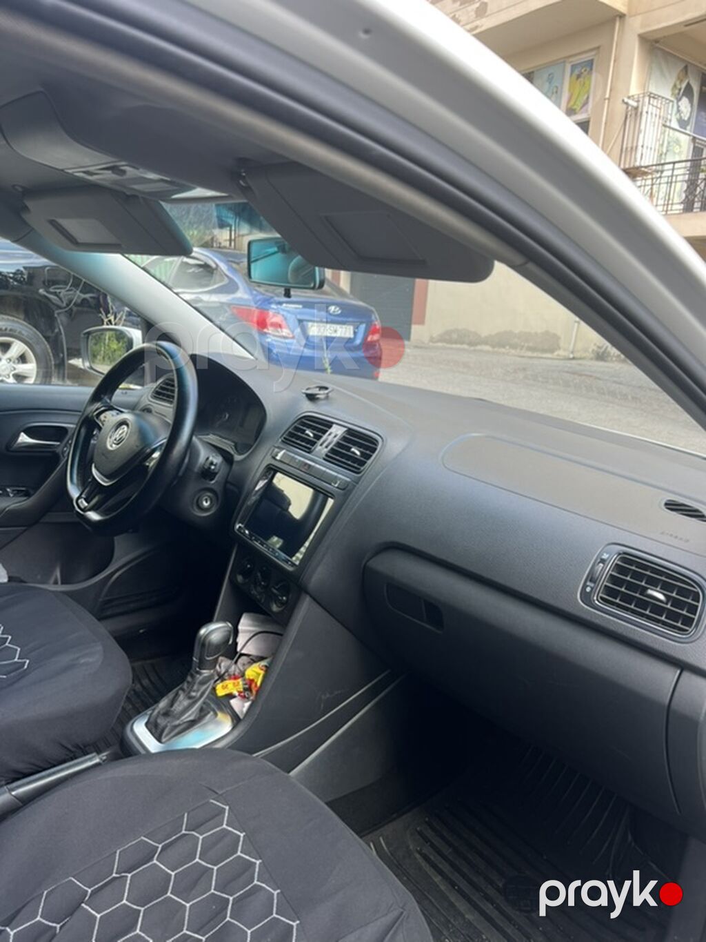Volkswagen Polo sedan – ağ rəng, 4 qapı, AZ nömrə nişanlı. Əsas — Avtomobillər, Bakı (7)