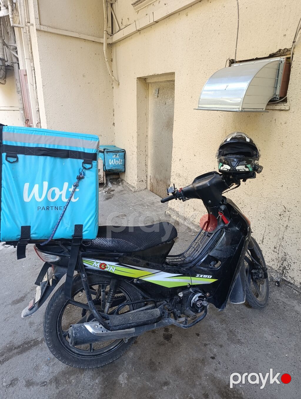 Wolt çatdırılma üçün uyğunlaşdırılmış moped satılır. Şəkillərdə — Mopedlər və skuterlər, Bakı (2)