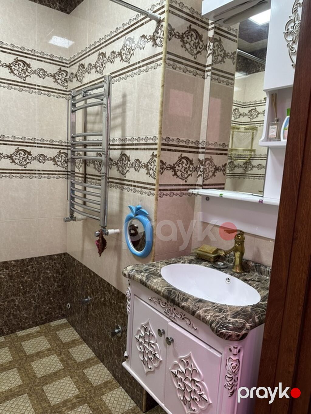 Mənzildə geniş və işıqlı eyvan təqdim olunur. Eyvan dekorativ naxışlı — Mənzil, Mehdiabad (5)