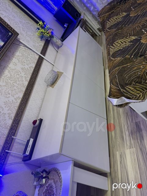 Ağ rəngdə, minimalist dizaynlı bufet/komod. Parlaq (laklı) ön panellər — Bakı