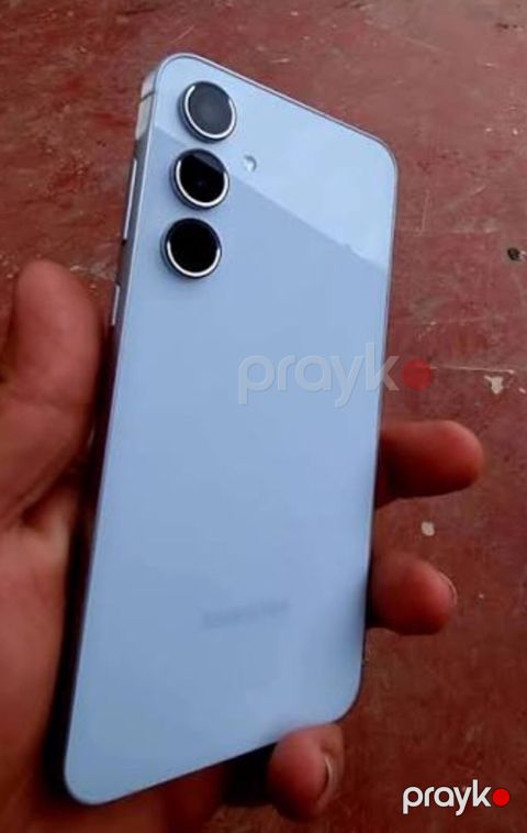 Məhsul: Ağ rəngli smartfon Xüsusiyyətlər: - Arxa tərəfdə üçlü kamera — Bakı