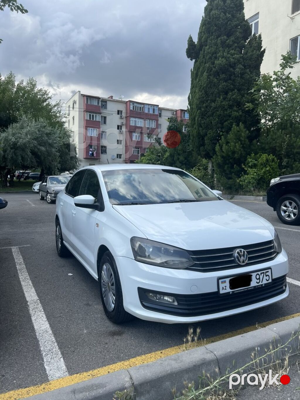 Volkswagen Polo sedan – ağ rəng, 4 qapı, AZ nömrə nişanlı. Əsas — Avtomobillər, Bakı (3)