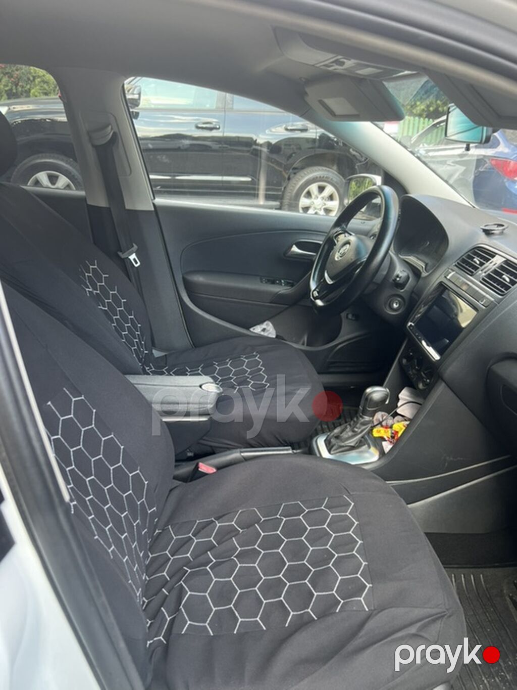 Volkswagen Polo sedan – ağ rəng, 4 qapı, AZ nömrə nişanlı. Əsas — Avtomobillər, Bakı (8)