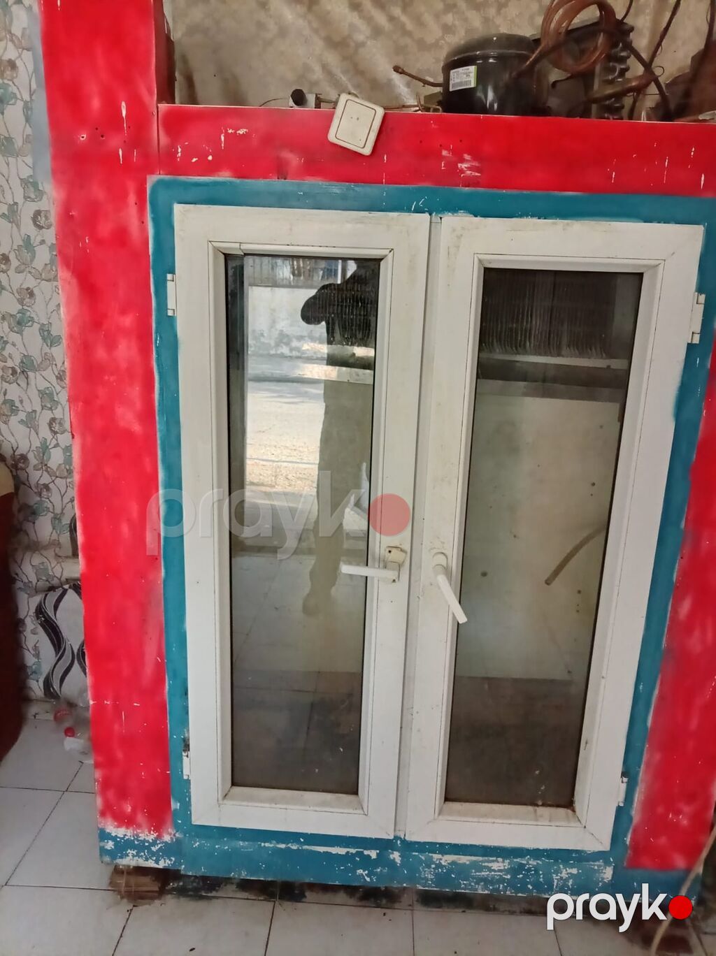 İki qapılı şüşəli vitrin tipli soyuducu vitrin. Xüsusiyyətlər: - Ön — Soyuq vitrini, Qobu