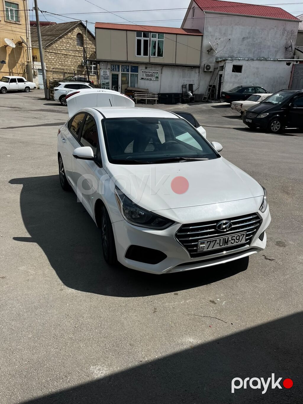 Hyundai Accent sedan – ağ rəng, 4 qapı, AZ nömrə nişanı. Şəhər üçün — Avtomobillər, Bakı (2)