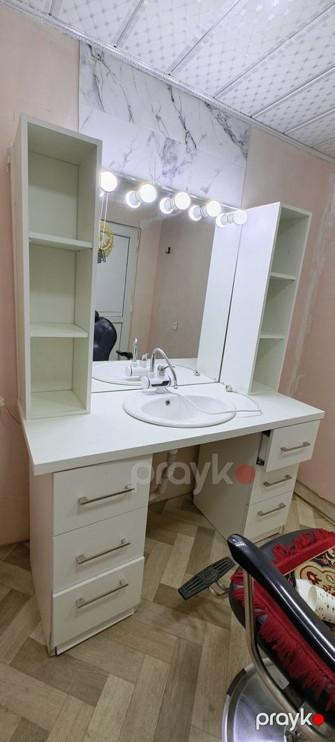 İşlənmiş, Makiyaj üçün masa, Güzgülü