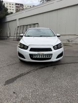 Chevrolet Aveo sedan – ağ rəng, 4 qapılı, şəhər üçün kompakt və — Автомобили