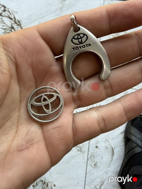Toyota sürən bahalı qaqaların açarlığı)) xaricdən gəlmə orginal — Xırdalan