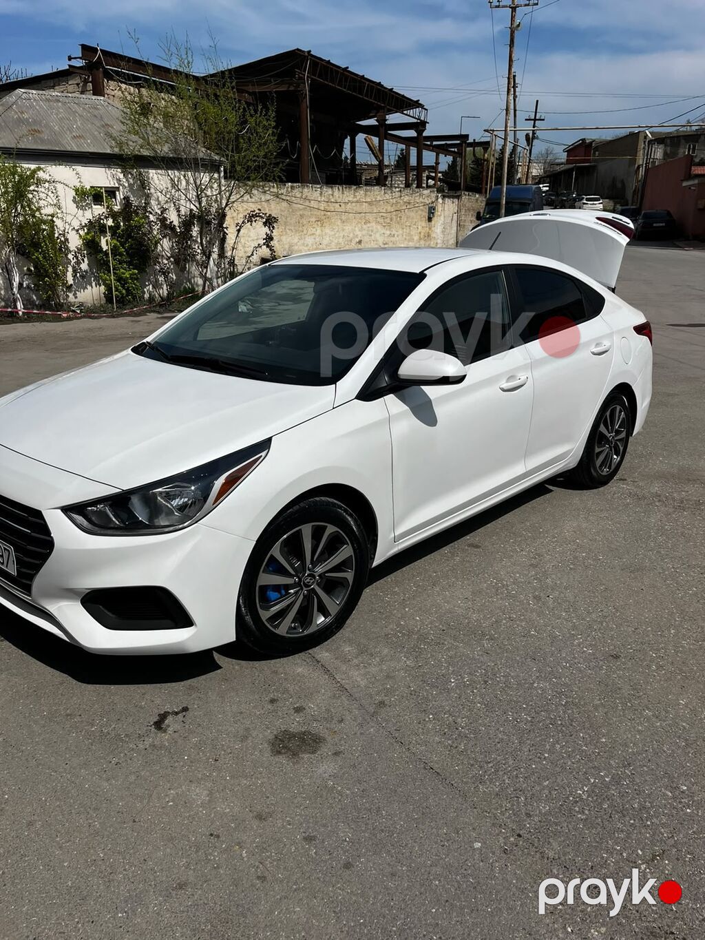 Hyundai Accent sedan – ağ rəng, 4 qapı, AZ nömrə nişanı. Şəhər üçün — Avtomobillər, Bakı