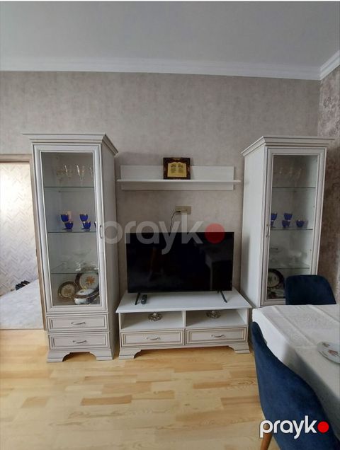 Klassik üslubda qonaq otağı üçün mebel dəsti Tərkibi: - TV stendi: 2 — Bakı