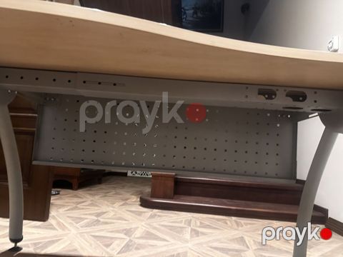 Ofis/iş masası – metal karkaslı, açıq ağcaqayın rəngli laminat — Digah