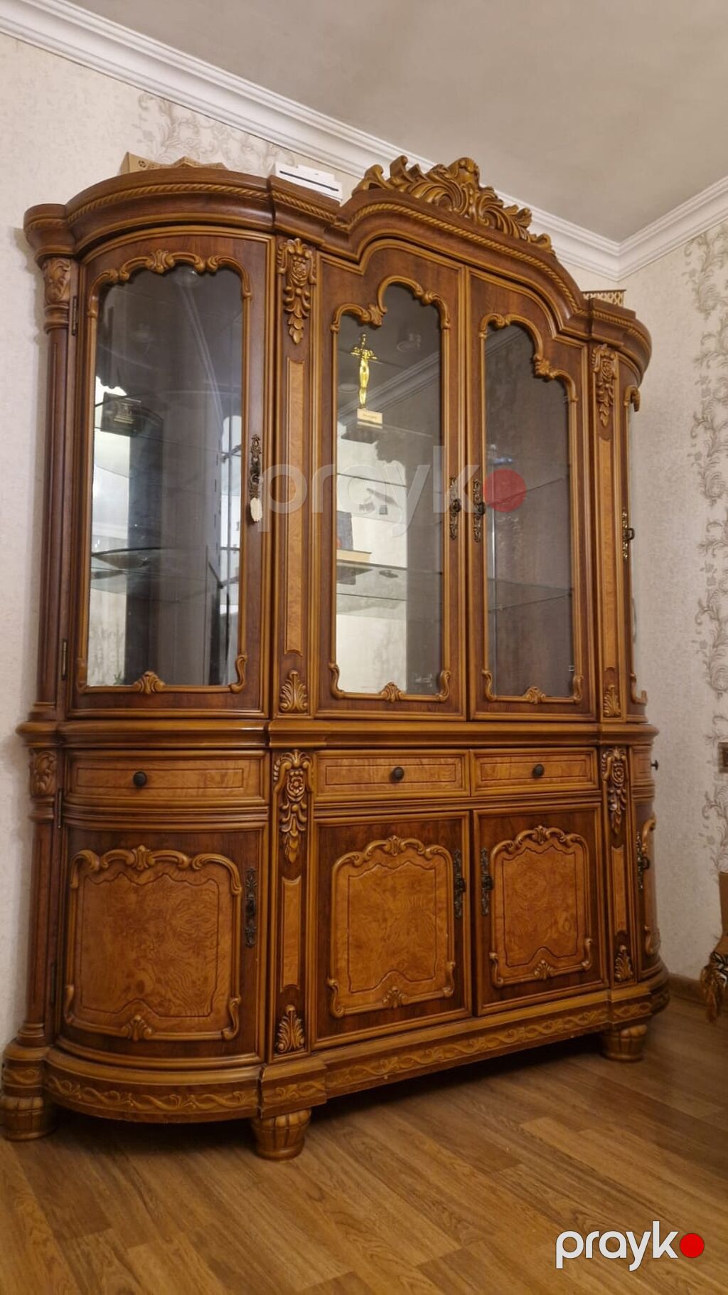 Klassik üslubda böyük vitrinli bufet - Material: massiv ağac və təbii — Şkaflar, Bakı